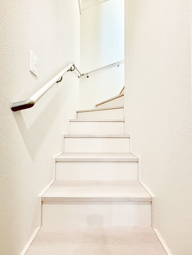 安全性を考慮し階段には手すりを設置しています