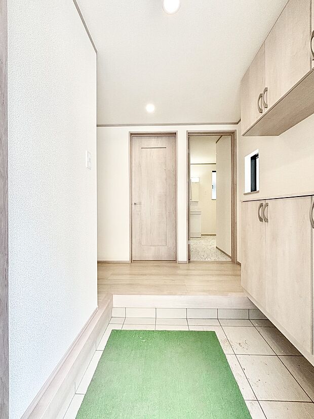 窮屈さを感じさせない広々玄関！ 