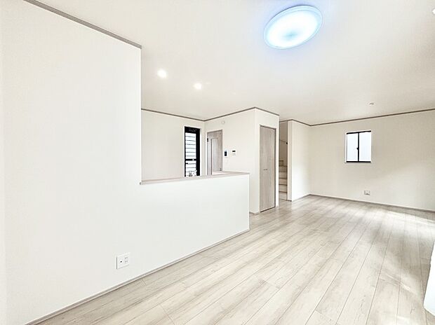 明るい陽光が注ぎ、寛ぎの雰囲気に満たされるリビング・ダイニング。   