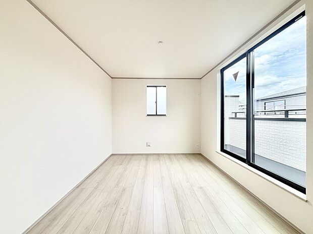 窓からのやさしい光が心地よいプライベートルーム  