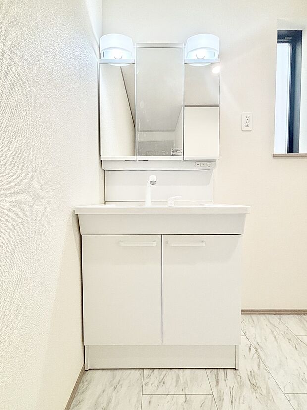 大きく見やすい三面鏡で清潔感ある洗面台は、身だしなみチェックや肌のお手入れにおすすめです。 