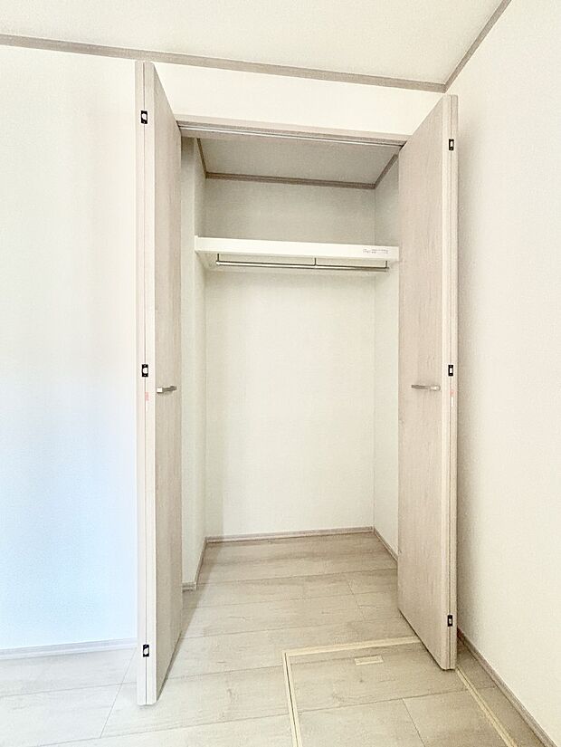 洋室のクローゼット。奥行きがあるので厚手の衣類もすっきり収まります。