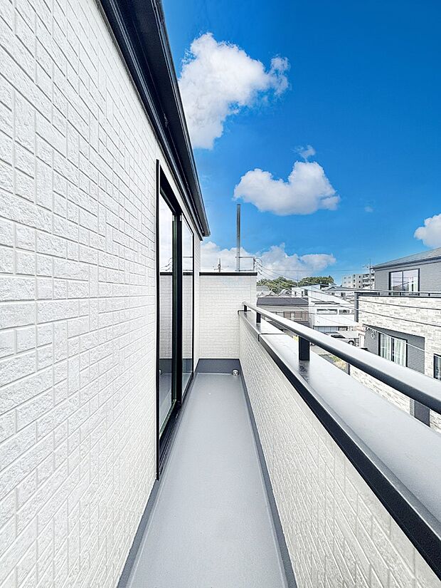 ゆったりバルコニーだから沢山お洗濯ものを干せます。