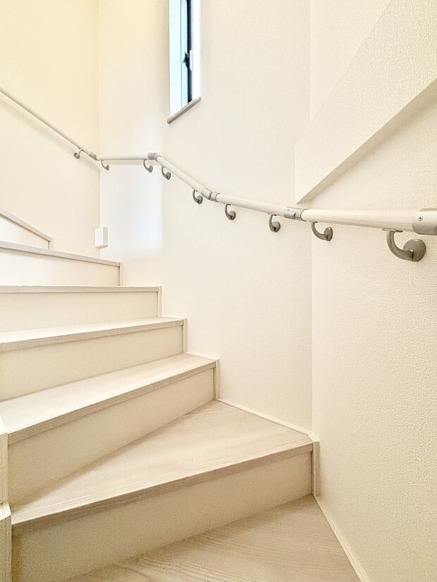 安全性を考慮し階段には手すりを設置しています