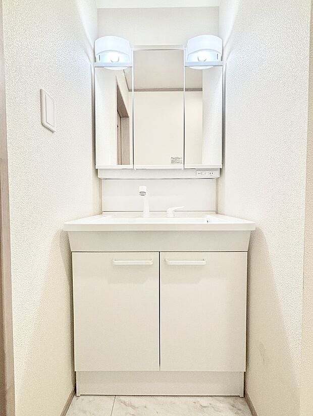 大きく見やすい三面鏡で清潔感ある洗面台は、身だしなみチェックや肌のお手入れにおすすめです。 