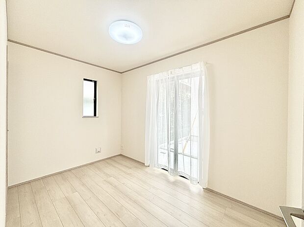 窓からのやさしい光が心地よいプライベートルーム