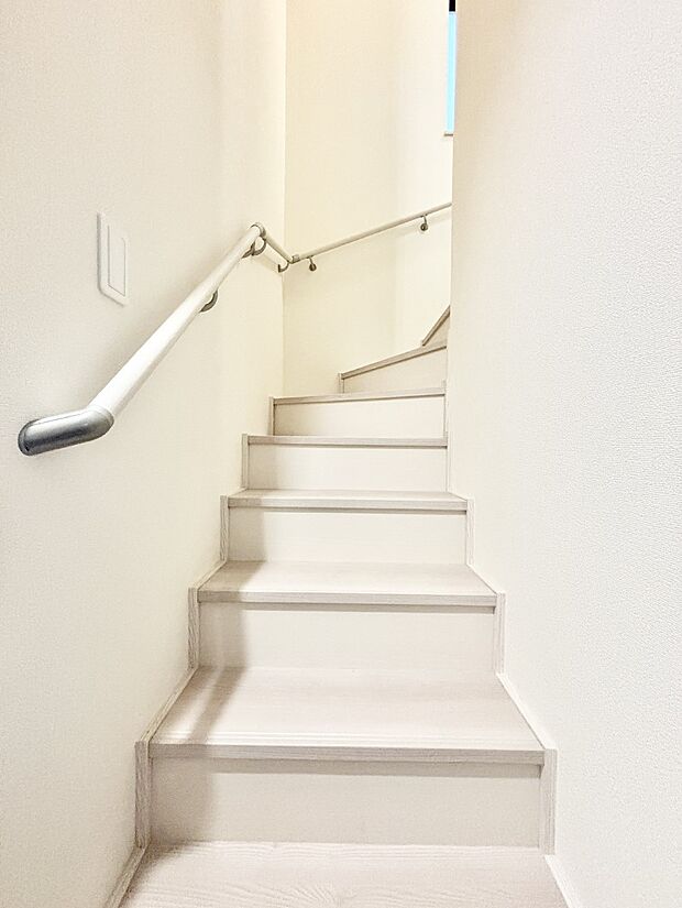 安全性を考慮し階段には手すりを設置しています