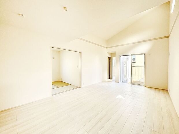 大きな窓からたっぷりの陽光と風を感じられるリビング