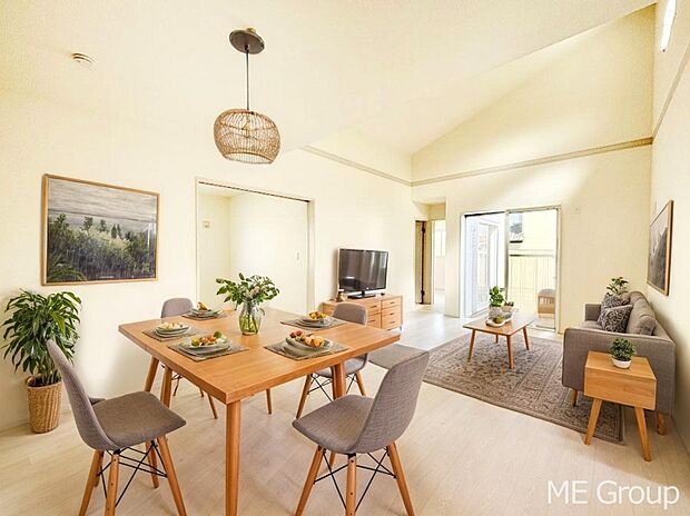 ご家族の賑やかな話し声で包まれる明るいリビング  ※家具はCGです