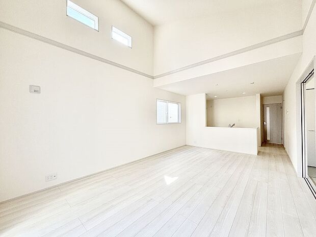 明るい陽光が注ぎ、寛ぎの雰囲気に満たされるリビング・ダイニング。 