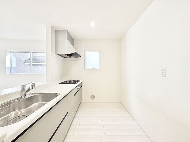 爽やかな風が通り抜けるキッチン。窓があるので明るく換気にも役立ちます。