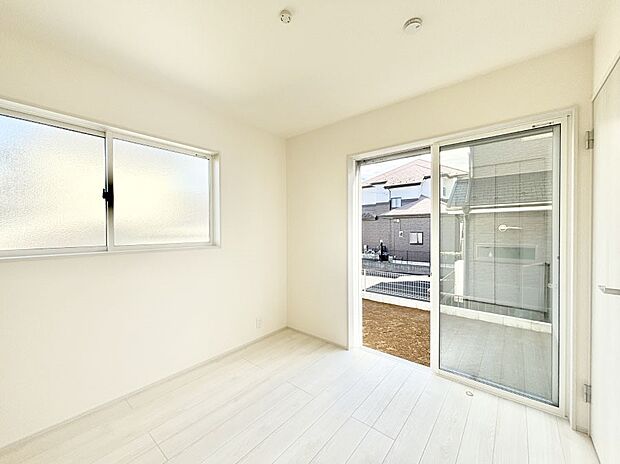 窓からのやさしい光が心地よいプライベートルーム  