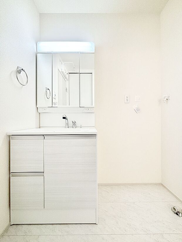 三面鏡が嬉しい洗面化粧台です。 