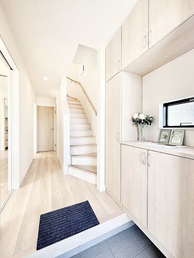 下駄箱はご家族の写真や季節のインテリアで飾り棚として演出できます