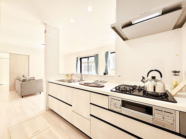 カウンター越しに楽しいおしゃべり。いつものお料理がもっと美味しくなりそうですね。