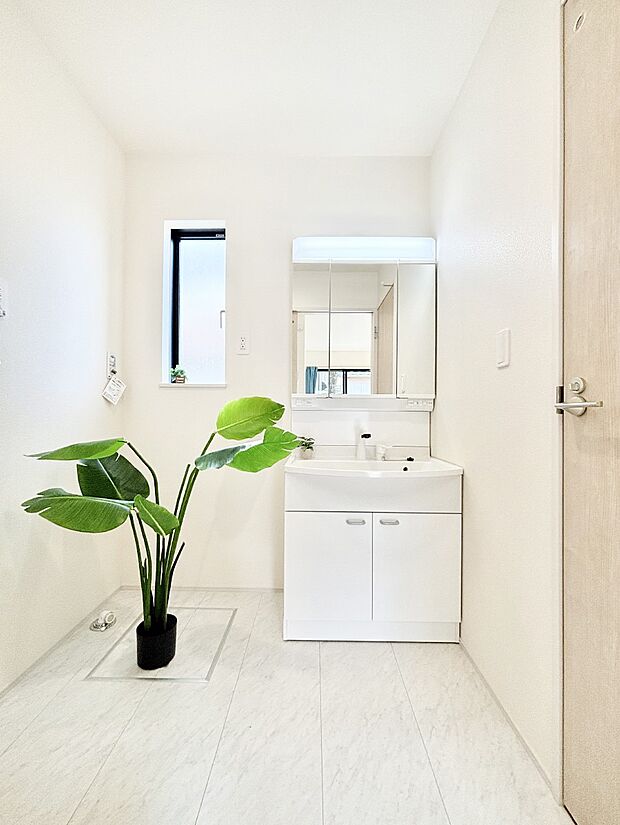 スタイリングに便利な三面鏡、ミラーキャビネットで細かい物スッキリ