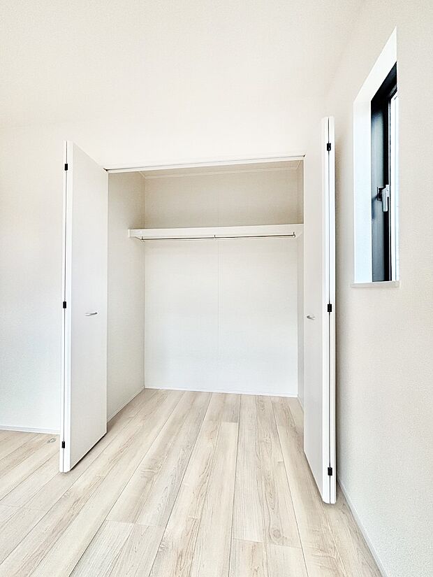 洋室のクローゼット。奥行きがあるので厚手の衣類もすっきり収まります