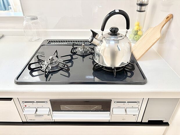 ガスコンロはSiセンサー搭載。火力調節や焦げ付き・消し忘れも防いでくれます。