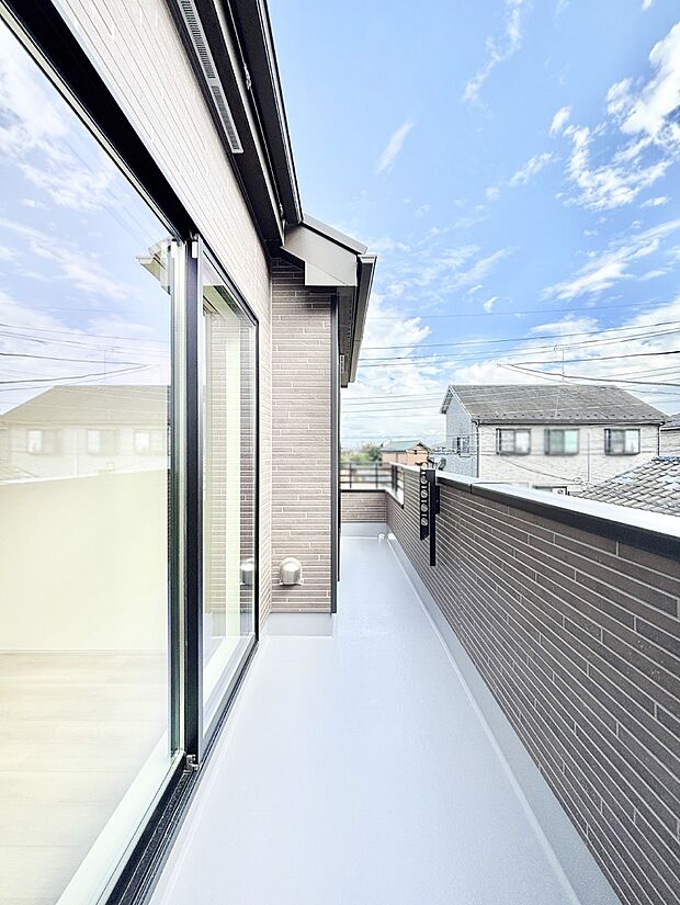 広々バルコニーでお洗濯物が気持ちよく乾きます。