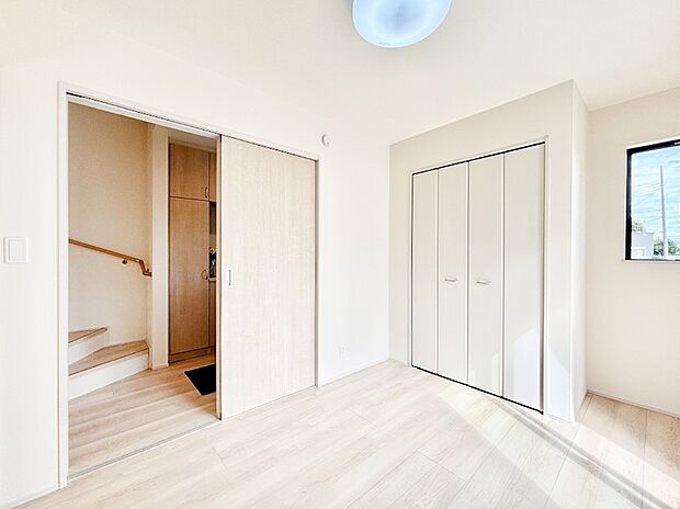 使いやすい形でベットや家具の置き方にも困ることもありません。