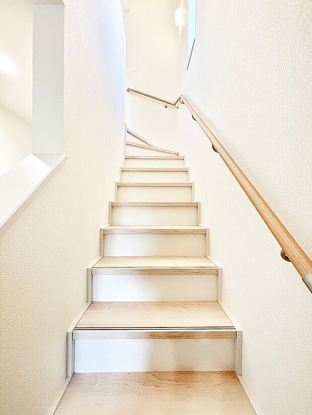 安全性を考慮し階段には手すりを設置しています