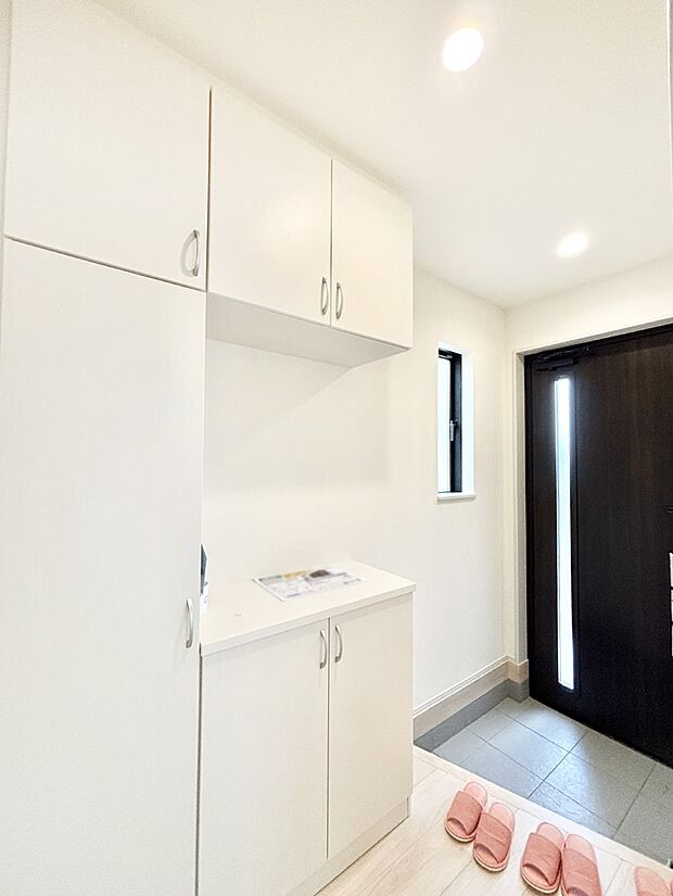 明るい陽光が入り込む玄関。ご家族の靴もスッキリ収納できる玄関収納付き