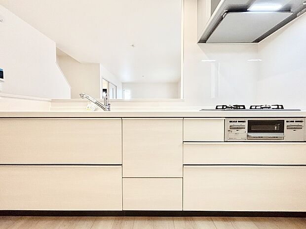 リビングで遊ぶお子様を見守りながらお料理ができる対面キッチン