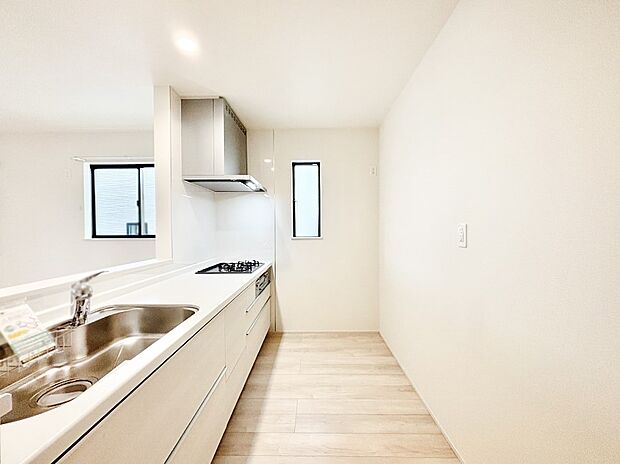 爽やかな風が通り抜けるキッチン。窓があるので明るく換気にも役立ちます