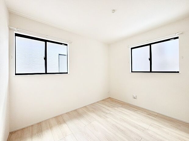 2面採光で気持ちよく自然光が取り入れられるのでお子様のお部屋にもピッタリ