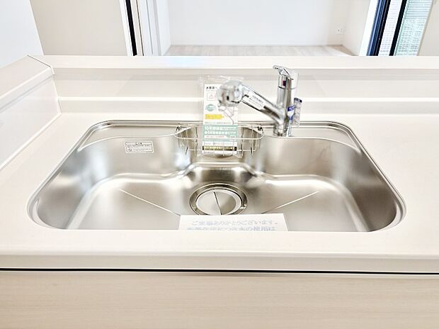 広々としたシンクでお料理やお皿洗いもラクラク快適に！