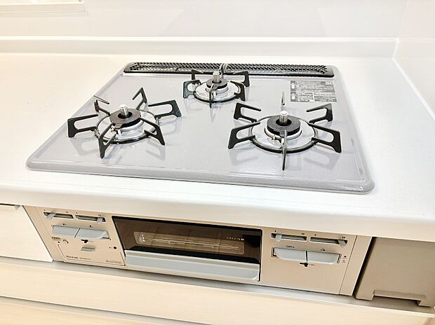 ガスコンロはＳｉセンサー搭載。火力調節や焦げ付き・消し忘れも防いでくれます。