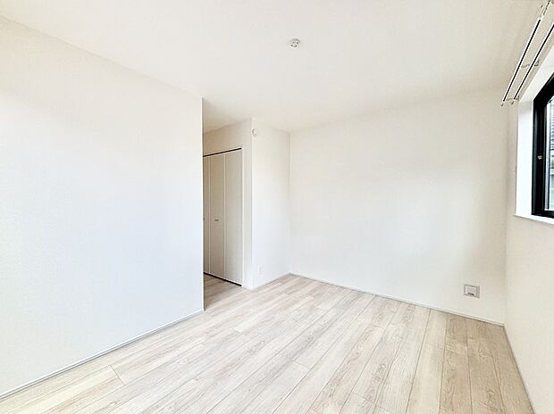 やさしい光がさしこむ居室はしっかり収納付き