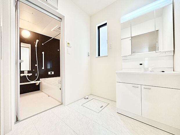 清潔感ある洗面化粧室で朝の身支度も快適