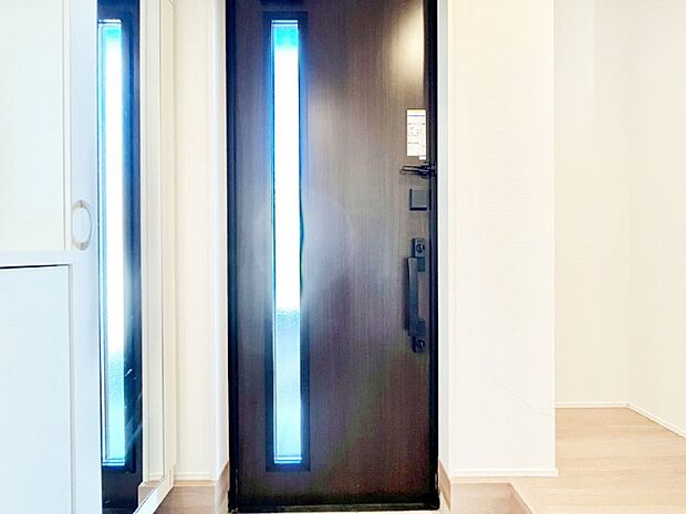 ご家族やお客様を気持ちよくお出迎えできる穏やかな雰囲気の玄関です。