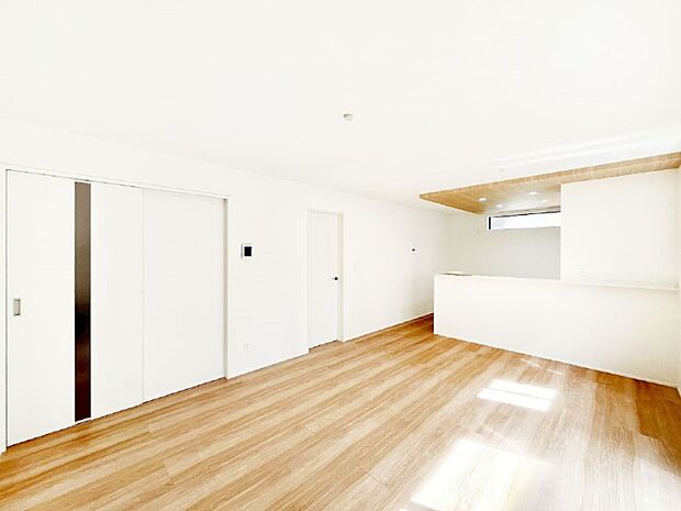 穏やかな陽だまりに包まれる、居心地の良いリビングで家族団らん！