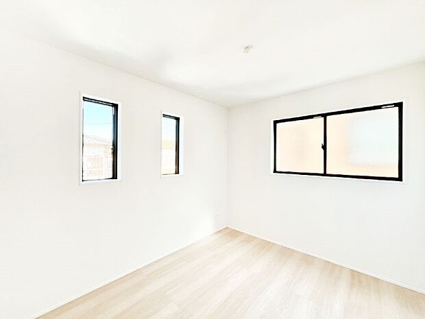 2面採光の洋室。窓から入り込む陽光がお部屋全体を優しく包み込みます！