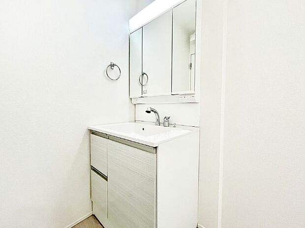 清潔感溢れるホワイトカラーを基調としたランドリースペース