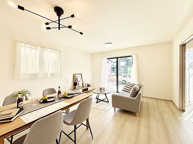 落ち着いた雰囲気のLDKは家族みんなの快適空間