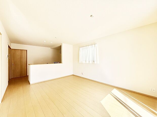 ご家族の賑やかな話し声で包まれる明るいリビング