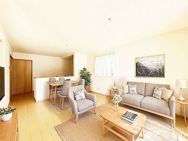 落ち着いた雰囲気のLDKは家族みんなの快適空間※家具はCGです