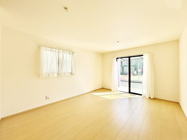 大きな窓からたっぷりの陽光と風を感じられるリビング