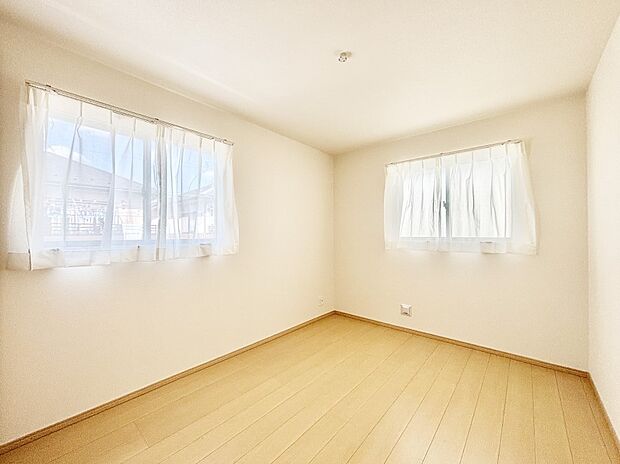 窓からのやさしい光が心地よいプライベートルーム