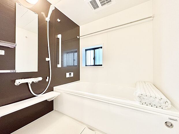 一日の疲れを癒してくれる明るい清潔感のあるバスルーム