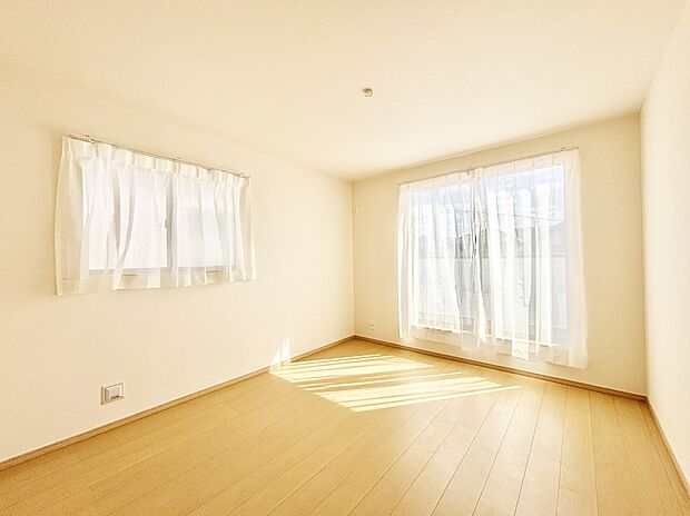 バルコニーが開放感をプラスしてくれる洋室