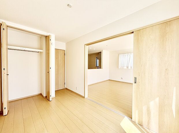 リビング隣接の洋室は個室としても利用できます