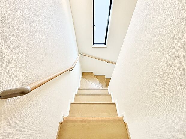 階段は手すり付きなので小さなお子さまやご高齢の方も安心です