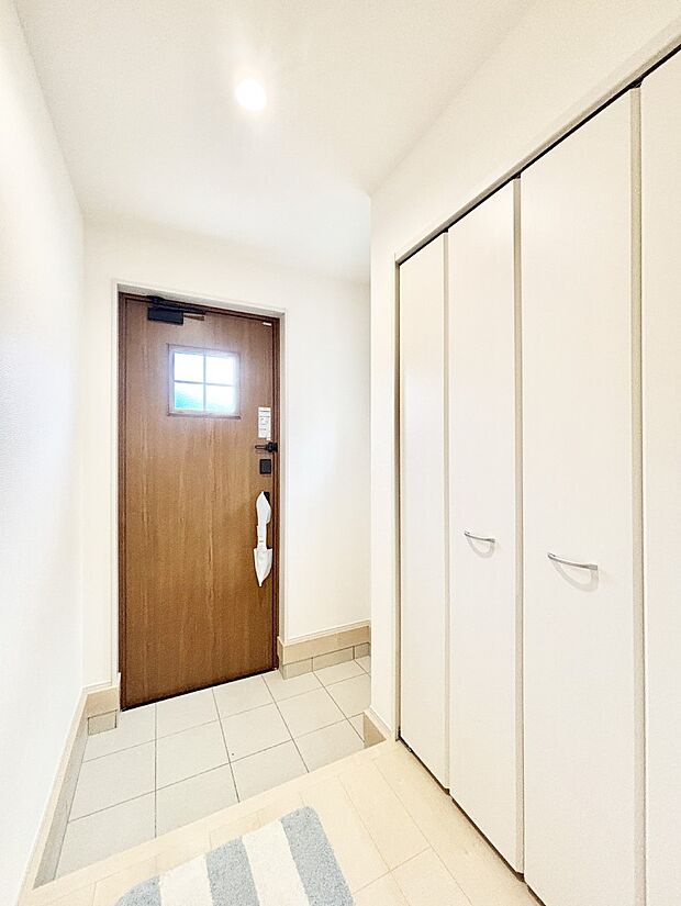 小窓から陽光を感じられる明るい玄関