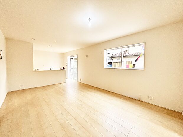 ご家族の賑やかな話し声で包まれる明るいリビング