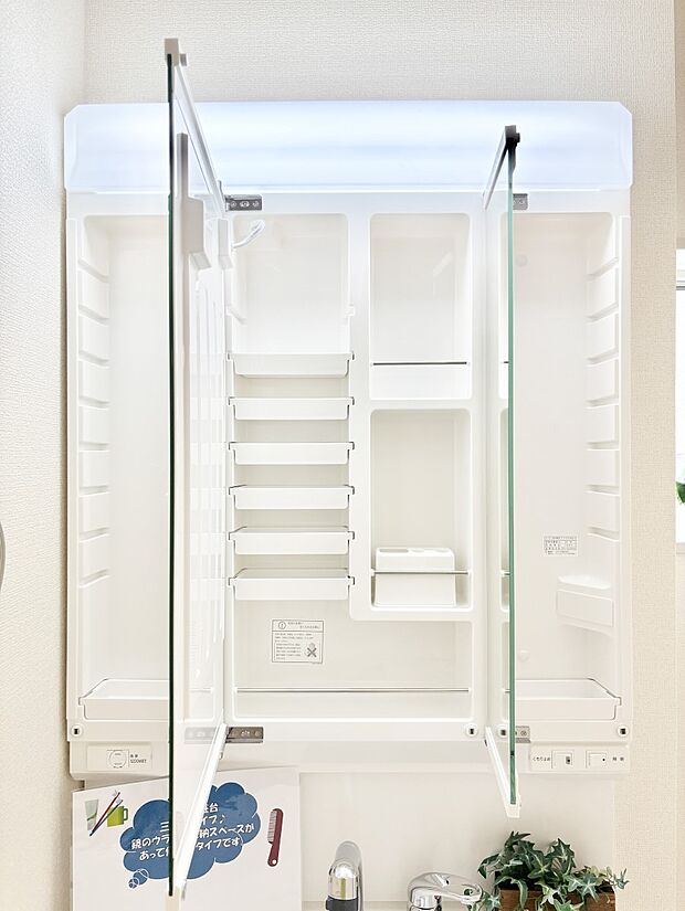 三面鏡の裏に、化粧品や衛生用品などを収納可能。洗面台をすっきりと保ちます!