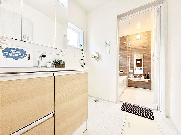 清潔感ある洗面化粧室で朝の身支度も快適